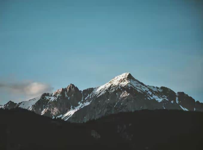 ਪਹਾੜੀਆਂ ਫਟਣ ਕਾਰਨ ਬਣੀਆਂ ਹਨ। ਪਹਾੜ ਦੀ ਚੋਟੀ ਤਿੱਖੀ ਹੈ, ਜਿੱਥੇ ਕਿਸੇ ਲਈ ਰਹਿਣਾ ਆਸਾਨ ਨਹੀਂ ਹੈ।