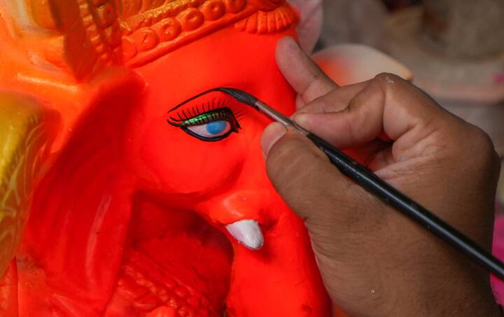 গণেশ যার বাড়িতে থাকে, তার বাড়িতে সর্বদাই সুখ, শান্তি বিরাজ করে। আপনি যদি জীবনে প্রতিটি কাজে সফলতা অর্জন করতে চান ও পারিবারিক অশান্তি থেকে মুক্তি পেতে চান তাহলে অবশ্যই গনেশ চতুর্থীর দিন এই প্রতিকারগুলি মানতে পারেন। দেখুন কী কী করবেন।