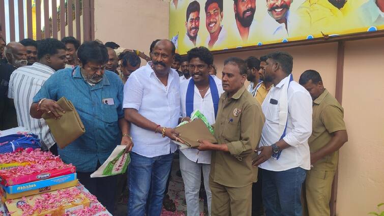 The GOAT movie release Auto drivers were given Uniform by TVK leaders. The GOAT:  கோட் ரிலீஸ் ஆஃபர்: ஆட்டோ ஓட்டுநர்களுக்கு தவெகவினர் கொடுத்த சர்ப்ரைஸ்!