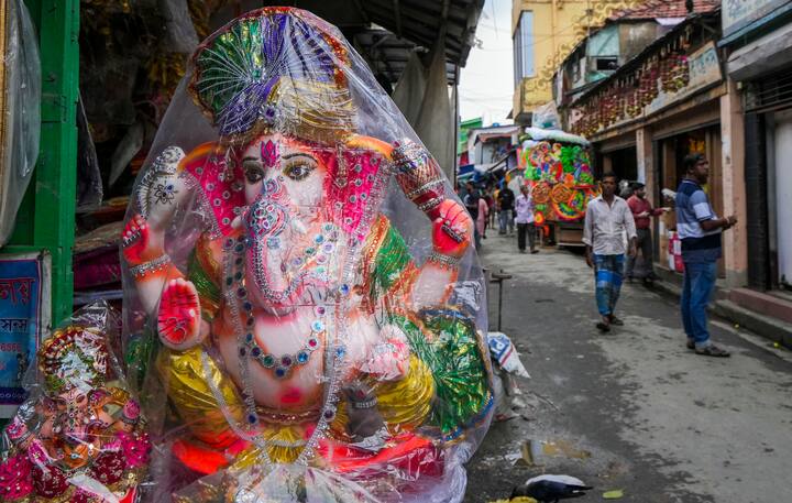 গণেশ চতুর্থী উপলক্ষে দেশের বিভিন্ন অংশে মহাসমারোহের আয়োজন করা হয়। তবে শুধু মহারাষ্ট্র বা অন্ধ্রপ্রদেশ , তামিলনাড়ু নয়, গণেশ চতুর্থী উপলক্ষে এরাজ্যেও বহু জায়গায় পুজোর আয়োজন করা হয়। অনেকেই তাঁদের বাড়িতে আড়ম্বরে করে থাকেন এই পুজো।