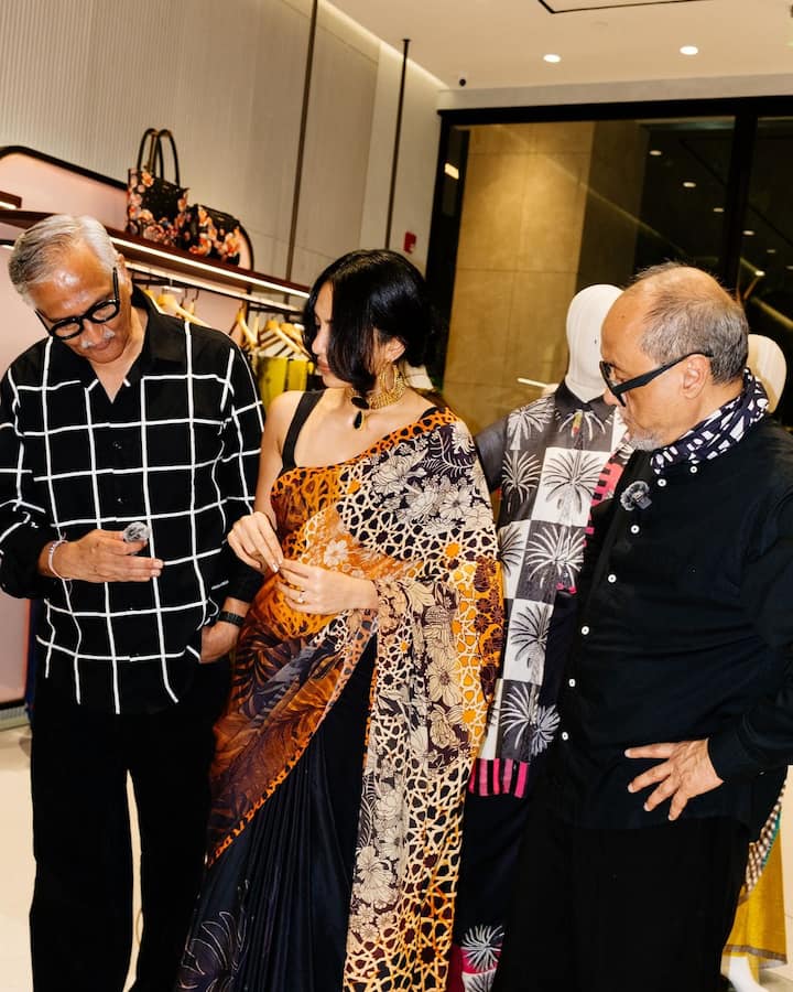 She perfectly matched it with a black-coloured sleeveless blouse.