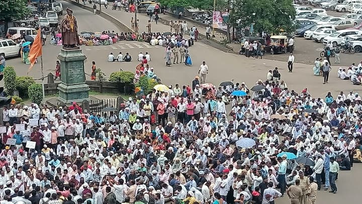 कोल्हापूरच्या दसरा चौकात विनाअनुदानित शिक्षकांनी शिक्षक दिनीच रास्ता रोको आंदोलन केले. गेल्या अनेक वर्षांपासून विविध मागण्यांसाठी विनाअनुदानित शिक्षक आंदोलने करत आहेत.