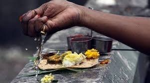 पितृदोष हा शास्त्रामध्ये अत्यंत घातक मानला गेला आहे, त्याचे दुष्परिणाम कुटुंबातील अनेक पिढ्यांना हानी पोहोचवतात. असं म्हटलं जातं की, कामात वारंवार अडथळे येत असतील, मेहनत आणि प्रामाणिकपणा असूनही अपयश येत असेल, तर ही पितृदोषाची लक्षणं आहेत.