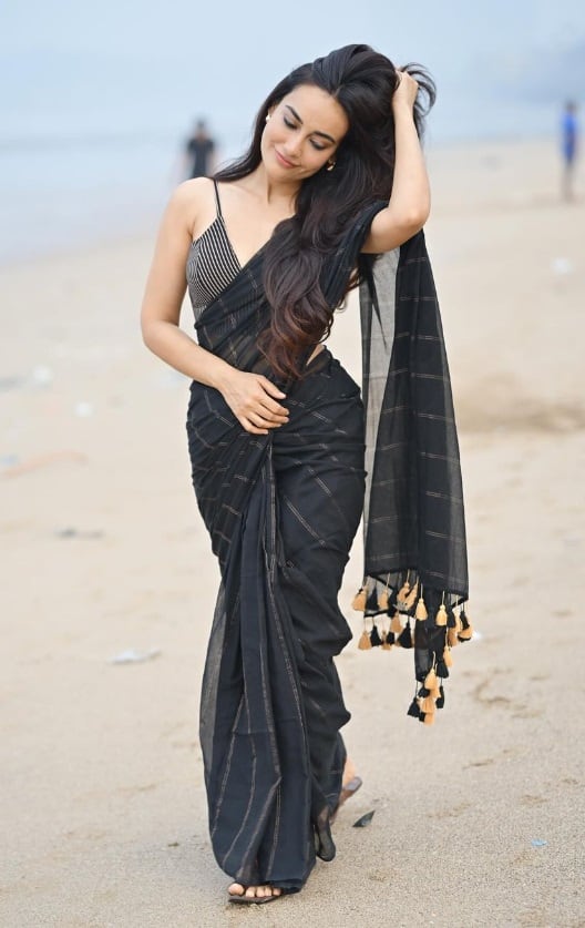 ટીવીની 'નાગિન' સુરભિ જ્યોતિનો હૉટ સાડી લૂક