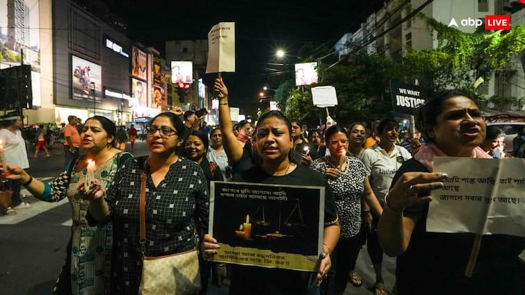 Kolkata Doctor Rape Murder Case victim father claimed surrounded by 400 policemen and forced to perform cremate '400 पुलिस वालों ने हमें घेरा, जबरन दाह संस्कार के लिए किया मजबूर', कोलकाता रेप पीड़िता के पिता का दावा