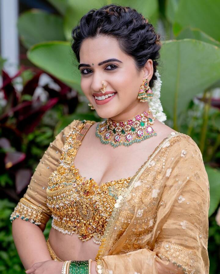 ఆ తర్వాత పలు సినిమా, టీవీ షోలకు యాంకర్ గా చేస్తూ మంచి గుర్తింపు తెచ్చుకుంది. Photo Credit: sravanthi_chokarapu/Instagram