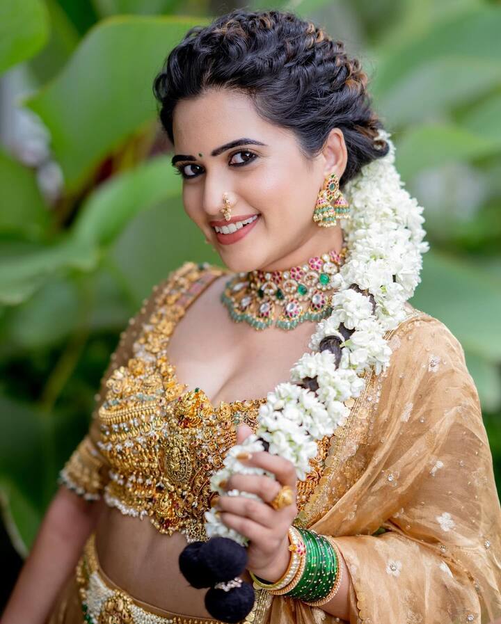 రీసెంట్ గా ఈ ముద్దుగుమ్మ ఉభయ తెలుగు రాష్ట్రాల వరద బాధితుల సాయం కోసం రూ. లక్ష ఆర్ధికసాయం ప్రకటించింది. Photo Credit: sravanthi_chokarapu/Instagram