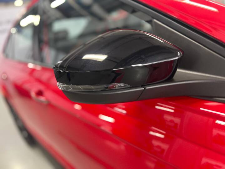 स्कोडा स्लाविया का ये स्पेशल एडिशन टोरंडो रेड और कैंडी व्हाइट कलर के साथ इंडियन मार्केट में पेश हुआ है. लेकिन इस कार को मिला रेड कलर, ब्लैक कंट्रास्ट के साथ लोगों को अपनी ओर खींच सकता है.