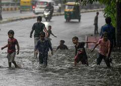 Delhi Weather: दिल्ली में अभी और बिगड़ेगा मौसम, IMD ने दी चेतावनी, तापमान में आई 4 डिग्री की गिरावट