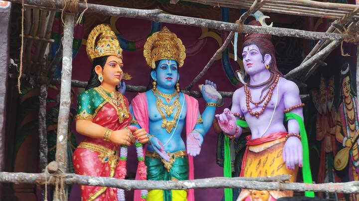 ప్రతి రోజూ ఉదయం పూజలతో ప్రారంభమై, సాయంత్రం సాంస్కృతిక కార్యక్రమాలు జరుగుతాయి.
