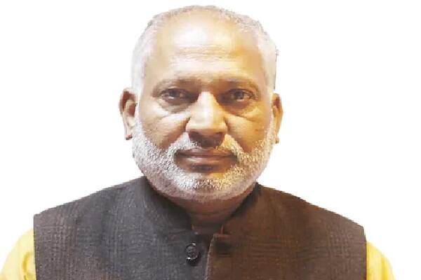 लक्ष्मण नापाः 57 साल के लक्ष्मण नेपा रतिया से विधायक थे. उन्होंने टिकट नहीं मिलने पर बीजेपी से इस्तीफा दे दिया है. गुरुवार (पांच सितंबर, 2024) को वह कांग्रेस का दामन थामेंगे. ऐसा बताया गया कि शाम चार बजे भूपेंद्र सिंह हुड्डा की मौजूदगी में वह कांग्रेस का हाथ थामेंगे.