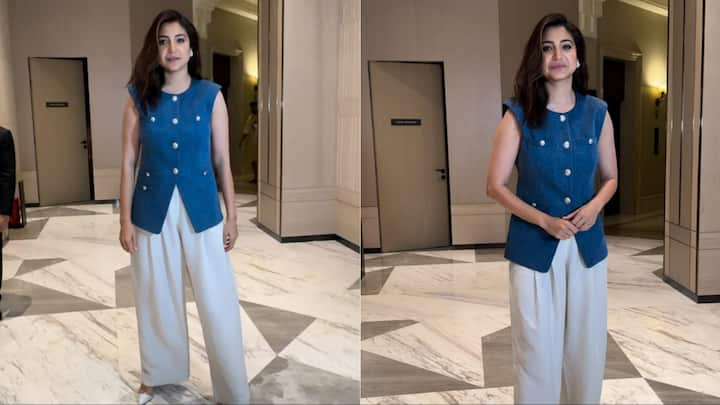 Anushka Sharma Latest Pics: बॉलीवुड की खूबसूरत एक्ट्रेस अनुष्का शर्मा एक बार फिर सोशल मीडिया पर सुर्खियां बटोर रही हैं. हाल ही में एक्ट्रेस को पैपराजी ने एक बार फिर अपने कैमरे में कैद किया.