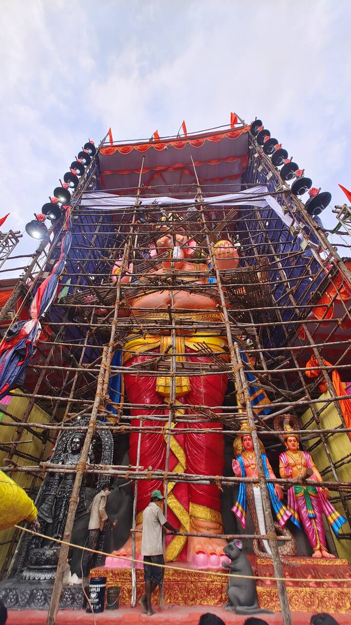 సీసీ కెమెరాల పర్యవేక్షణ 24 గంటల పాటు అందుబాటులో ఉంటే, ట్రాఫిక్ నియంత్రణ కోసం ప్రత్యేక మార్గదర్శకాలు అమలు చేయబడతాయి.