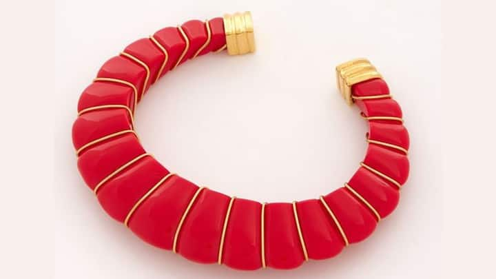 6. Contemporary Red and Gold Bangles – For those who prefer modern designs, contemporary red and gold bangles are a stylish alternative. These bangles offer a chic and bold look that complements a variety of styles from traditional to Indo-Western. A modern Indo-Western dress or a chic fusion outfit for an effortlessly chic ensemble that fuses modern and traditional elements are perfect to wear these bangles with. (Image Source: Pinterest/tkmaxxeu)