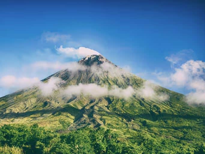 ਹਾਂ ਜੀ, ਪਹਾੜ ਆਮ ਤੌਰ 'ਤੇ ਚੱਟਾਨਾਂ ਦੇ ਬਣੇ ਹੁੰਦੇ ਹਨ। ਜਦੋਂ ਕਿ ਪਹਾੜੀਆਂ ਵਿੱਚ ਚੱਟਾਨਾਂ ਦੀ ਗਿਣਤੀ ਘੱਟ ਹੈ। ਜਿੱਥੇ ਪਹਾੜੀ ਆਮ ਤੌਰ 'ਤੇ ਛੋਟੀ ਹੁੰਦੀ ਹੈ ਅਤੇ ਇਸਦਾ ਖੇਤਰਫਲ ਘੱਟ ਹੁੰਦਾ ਹੈ।