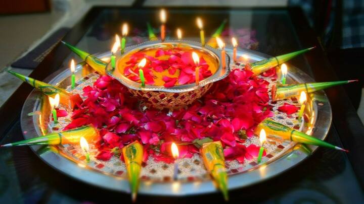 விநாயகர் சதுர்த்தியை மதியம் 1 மணிக்குள் பூஜை செய்ய வேண்டும். ( காலை 9 மணி முதல் காலை 10.30 மணி வரை ராகு காலமும், மதியம் 1.30 மணி முதல் மதியம் 3 மணி வரை எமகண்டமும் வருவதால் அந்த நேரத்தில் வழிபடாமல் இருப்பது நல்லது)