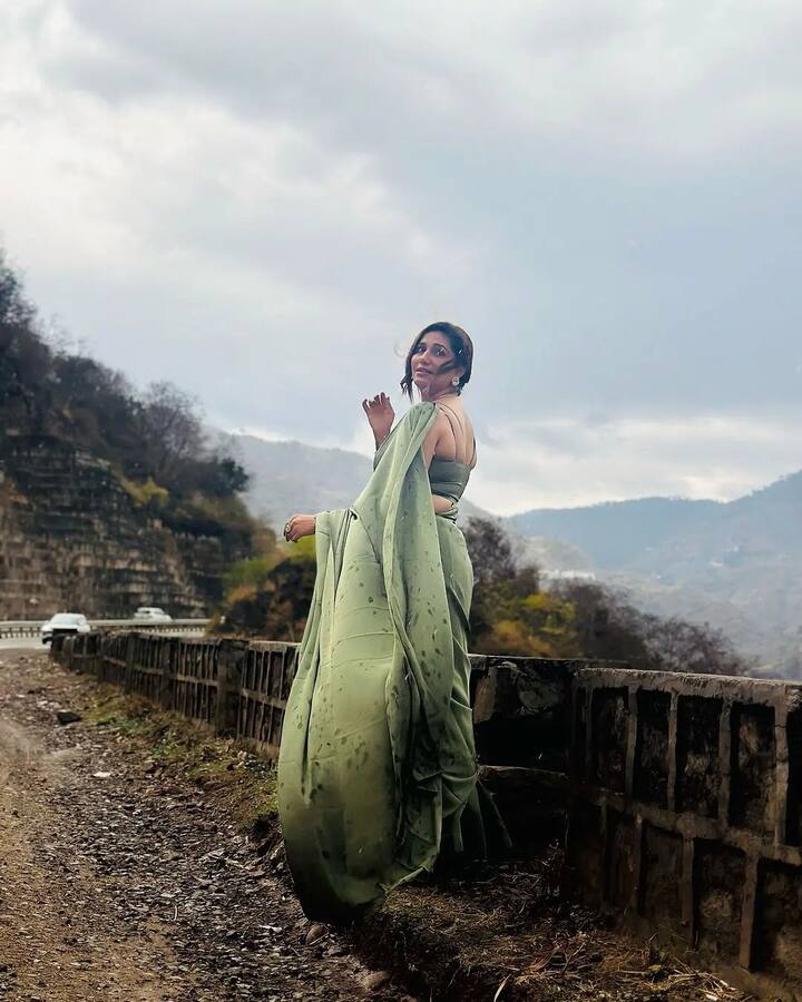 इसके अलावा सपना का दिल्ली में एक आलीशान फ्लैट भी है. जिसकी कीमत करोड़ों में है. इसकी तस्वीरें अक्सर वो सोशल मीडिया पर शेयर करती हैं .