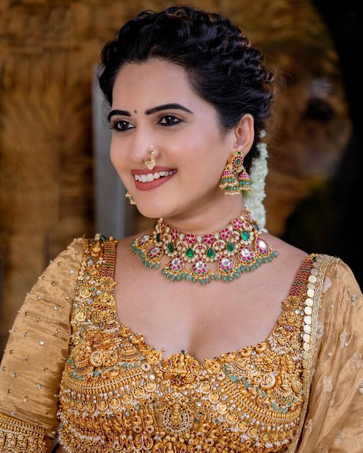 సోషల్ మీడియాలో ఫుల్ యాక్టివ్ గా ఉంటుంది యాంకర్ స్రవంతి చొక్కారపు. Photo Credit: sravanthi_chokarapu/Instagram