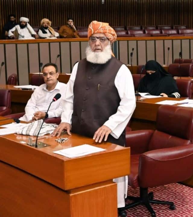 मौलाना फजल उर रहमान ने बलूचिस्तान के बिगड़ते हालातों की तरफ संसद का ध्यान ले जाते हुए कहा कि वहां लोग हाथों में हथियार लेकर वसूली करने निकल जाते हैं. उन्होंने आगे कहा कि अगर सरकार सच में बलूचिस्तान और खैबर पख्तूनख्वा के हालात को सुधारना चाहती है तो, इसके लिए उन्हें  वहां जाना होगा और वहां की आम जनता से बात करनी होगी.