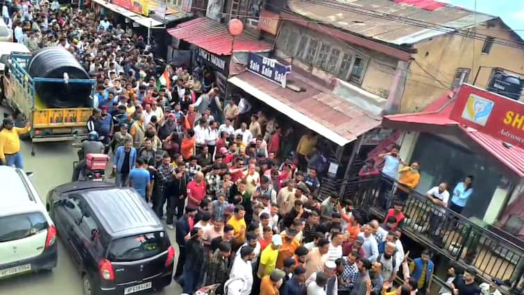 Shimla protest against illegal mosque in Sanjauli of Himachal by Hindu organization ANN शिमला में मस्जिद के खिलाफ प्रदर्शन, सड़कों पर उतरे हिंदू संगठन के लोगों ने सुक्खू सरकार से की ये मांग