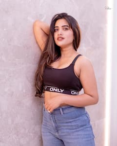 Sravanthi Chokarapu : బ్లాక్ టాప్​లో హాట్ ఫోజులిచ్చిన స్రవంతి చోకారపు.. ఇన్​ & అవుట్ కూడా ఆమె అందాగానే ఉందంటోన్న ఫ్యాన్స్