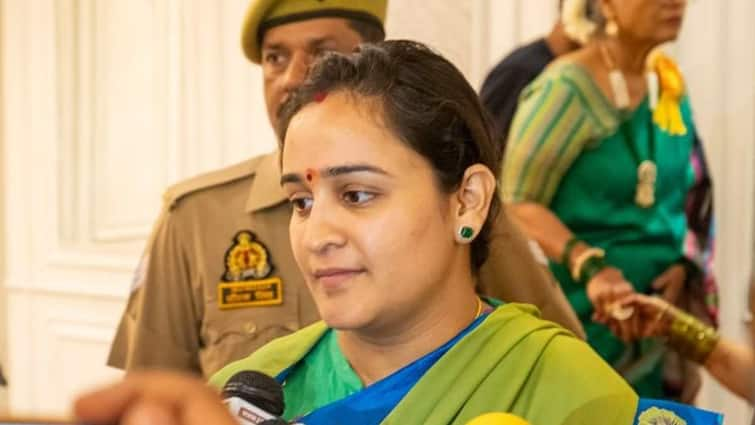 UP Politics Aparna Yadav next step did samajwadi party engaged in infiltration BJP dilemma increased UP Politics: अपर्णा यादव का अगला कदम क्या होगा? सेंधमारी में जुटी सपा, बढ़ा बीजेपी का धर्मसंकट!