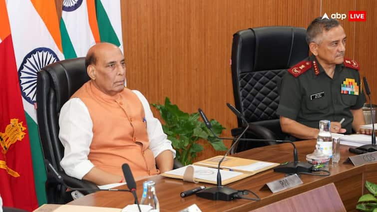 Rajnath Singh Addresses top military leadership in lucknow Said Indian armed forces to keep eye on happenings in neighbouring countries 'सशस्त्र बलों को युद्ध के लिए तैयार रहने की जरूरत', जानें रक्षा मंत्री राजनाथ सिंह ने क्यों कही इतनी बड़ी बात