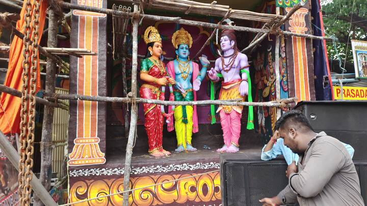 భక్తుల రద్దీకి తగ్గట్టు ప్రత్యేక క్యూలైన్లు ఏర్పాటు చేశారు. ఈసారి పూజా కార్యక్రమాల్ని మరింత సులభతరం చేయడానికి QR కోడ్ స్కానింగ్ వసతి కూడా అందుబాటులో ఉంది.
