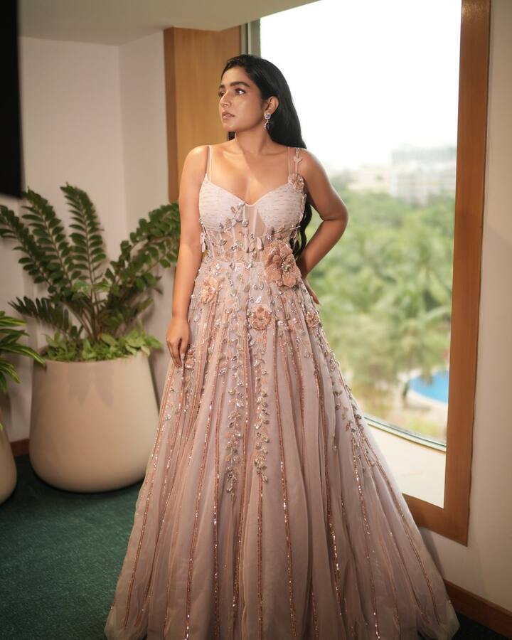 సంప్రదాయబద్ధంగా కనిపించే రజిషా విజయన్ ఒక్కసారిగా గ్లామర్ డోర్స్ ఓపెన్ చేయడంతో సోషల్ మీడియా షాక్ అయ్యింది. 'Bring on the spotlight' అని ఈ ఫోటోలకు రజిష క్యాప్షన్ ఇచ్చారు. ఈ ఫోటోలు షేర్ చేశాక ఆవిడ గ్లామర్ స్పాట్ లైట్ కిందకు వచ్చిందని కొందరు కామెంట్లు చేస్తున్నారు. (Image Courtesy: rajishavijayan / Instagram)