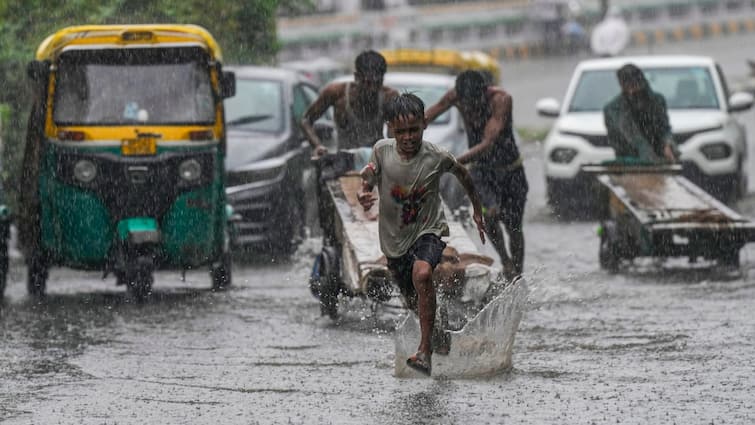 Weather Tomorrow 6 September IMD forecast heavy rain in gujarat maharashtra alert delhi uttar pradesh rajasthan महाराष्ट्र-गुजरात में फिर डराएगी बारिश! IMD ने जारी किया अलर्ट, यूपी-दिल्ली में भी मौसम होगा सुहाना