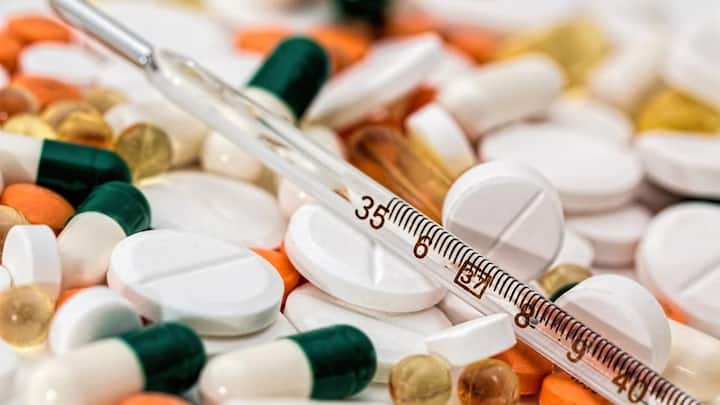 भारत समेत कई देशों में एल्कोहल लाइसेंस के साथ बेचना लीगल है. लेकिन ये भी सच है कि शराब की बोतल काफी महंगी आती है.