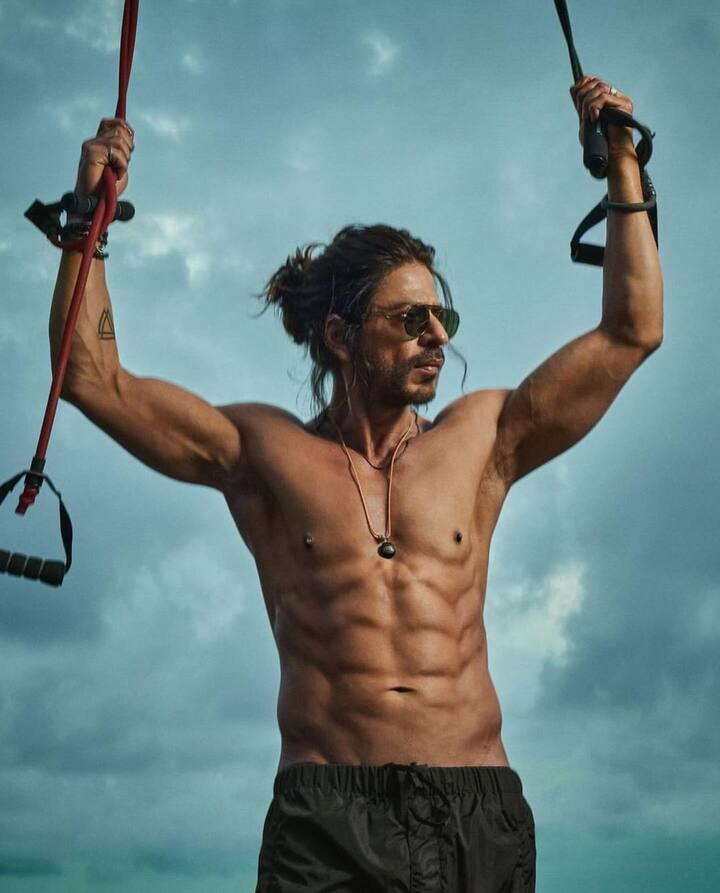 दरअसल अपनी एक फिल्म के प्रमोशन के लिए शाहरुख खान कपिल शर्मा के शो पर पहुंचे थे. इस दौरान कपिल ने एक्टर पर कुछ ऐसा कमेंट कर दिया कि शाहरुख खुद को उसका जवाब देने से रोक नहीं पाए.