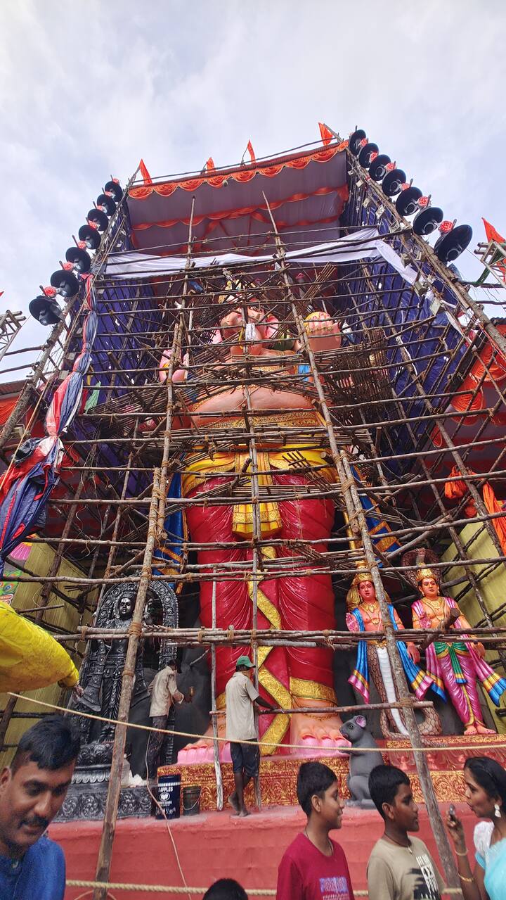 ఈ భారీ విగ్రహాన్ని ప్రముఖ శిల్పి చిన్న స్వామి రాజేందర్ నేతృత్వంలో సుమారు 200 మంది కార్మికులు ఎంతో శ్రద్ధగా రూపొందించారు.