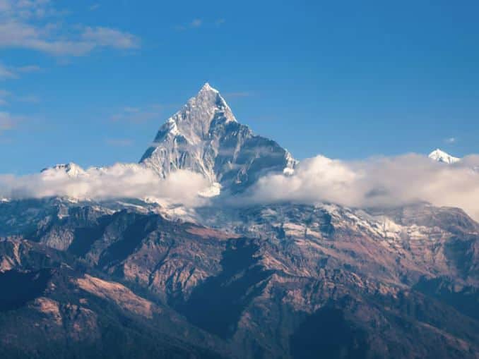 ਜਦੋਂ ਕਿ ਪਹਾੜ ਵਿਸ਼ਾਲ ਖੇਤਰਾਂ ਵਿੱਚ ਫੈਲੇ ਹੋਏ ਹਨ। ਉਹ ਆਪਣੀ ਸੀਮਾ ਦੁਆਰਾ ਪਛਾਣੇ ਜਾਂਦੇ ਹਨ. ਨਾਲ ਹੀ, ਪਹਾੜਾਂ ਅਤੇ ਚੋਟੀਆਂ ਵਿੱਚ ਉਚਾਈ ਵਿੱਚ ਅਕਸਰ ਬਹੁਤ ਅੰਤਰ ਹੁੰਦਾ ਹੈ।