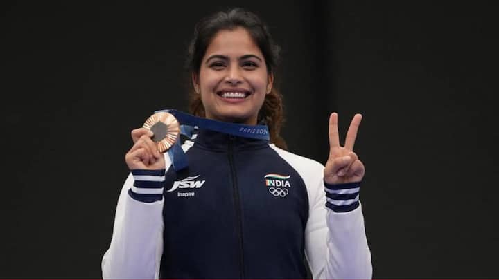 मनु भाकर ने पेरिस ओलंपिक्स 2024 में एक नहीं बल्कि 2 ब्रॉन्ज मेडल जीतकर सनसनी फैलाई थी. वो ओलंपिक्स 2024 में भारत से 2 मेडल जीतने वाली अकेली एथलीट रहीं.