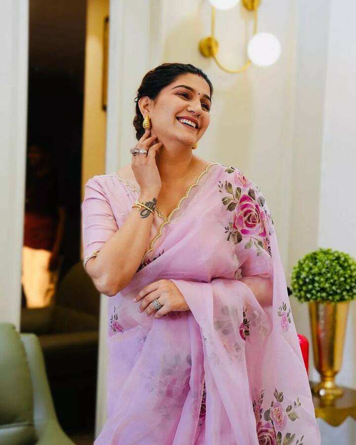 इसके बाद एक्ट्रेस को टीवी के सबसे विवादित रिएलिटी शो ‘बिग बॉस’ में जाने का मौका मिला और यहां से उनका स्टारडम ऐसा बढ़ा कि आज वो सिर्फ हरियाणा में ही नहीं बल्कि देश के हर कोने में अपने डांस मूव्स को लेकर जानी जाती हैं.