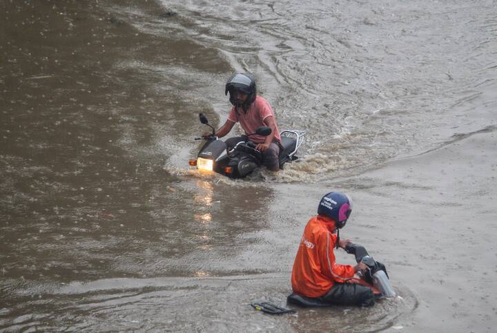 Due to rain on Wednesday, the maximum temperature of Delhi reached 32.4 degrees Celsius, two degrees below normal. On Tuesday, the temperature in the capital was recorded at 36.2 degrees Celsius. On Wednesday, Delhi's temperature was four degrees lower than Tuesday.