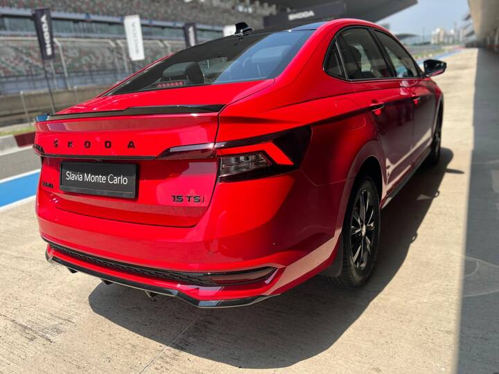 स्कोडा स्लाविया के टॉप-एंड वेरिएंट के मॉन्टे कार्लो एडिशन को कई कॉस्मेटिक चेंज के साथ लाया गया है. इस कार के लुक को और भी स्पोर्टियर बनाया गया है.