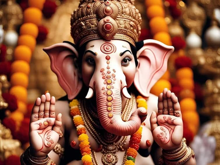 Ganesh Chaturthi 2024 lord ganesh sthapna Know which is the right direction according to Vastu Shastra Ganesh Chaturthi 2024 : गणेशाची स्थापना करताना 'या' दिशेला करा; जाणून घ्या वास्तू शास्त्रानुसार योग्य दिशा कोणती?