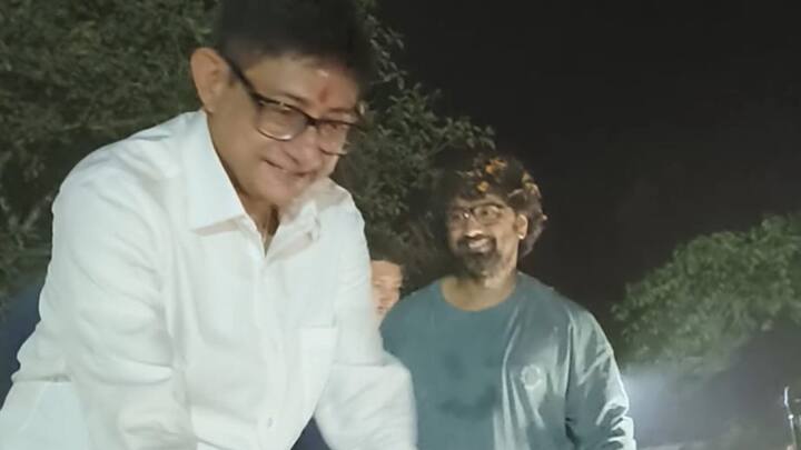 আরজি কর কাণ্ডের আবহে যখন দুর্গাপুজোর অনুদান ফিরিয়ে দিচ্ছে একের পর এক ক্লাব, তখন কাঞ্চন মল্লিক প্রশ্ন তুলেছিলেন সরকারি পুরস্কার ও সরকারের থেকে বেতন নেওয়া নিয়ে। প্রশ্ন তুলেছিলেন, যাঁরা প্রতিবাদ করছেন তাঁরা এই বেতন নেবেন কি না? এই কথাতেই প্রতিবাদের আগুন জ্বলে ওঠে।