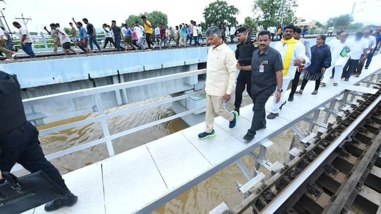 Chandrababu missed big accident a train passed just few feet away during his flood visit in Vijayawada Chandrababu News: రైలు పట్టాలపై చంద్రబాబు, ఇంతలోనే వేగంగా దూసుకొచ్చిన రైలు