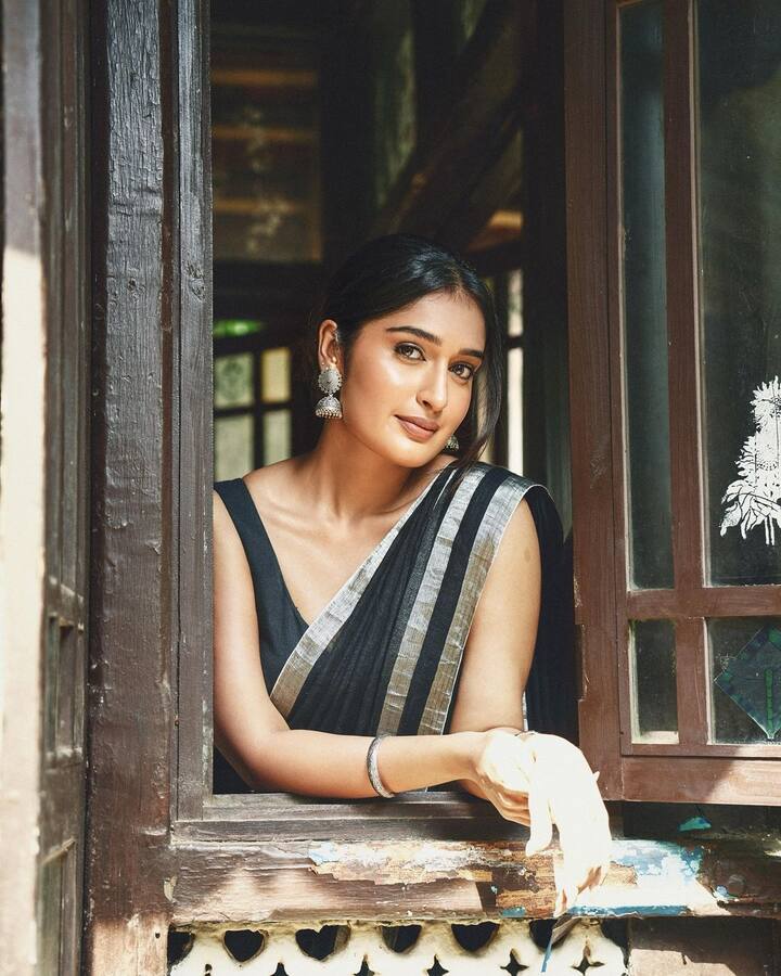 సిల్వర్ కలర్ ఇయర్ రింగ్స్​తో తన లుక్స్​ని సెట్​ చేసుకుంది. ఈ ఫోటోలను ఇన్​స్టాలో షేర్ చేస్తూ చుట్టమల్లే చుట్టేస్తాందే అంటూ దేవర సాంగ్​ని జత చేసింది. (Image Source : Instagram/Niharika Nm)