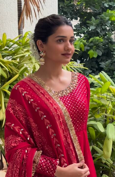 दुर्वा, फुलपाखरु या मालिकांमधून हृता प्रेक्षकांच्या पसंतीस उतरली आहे.