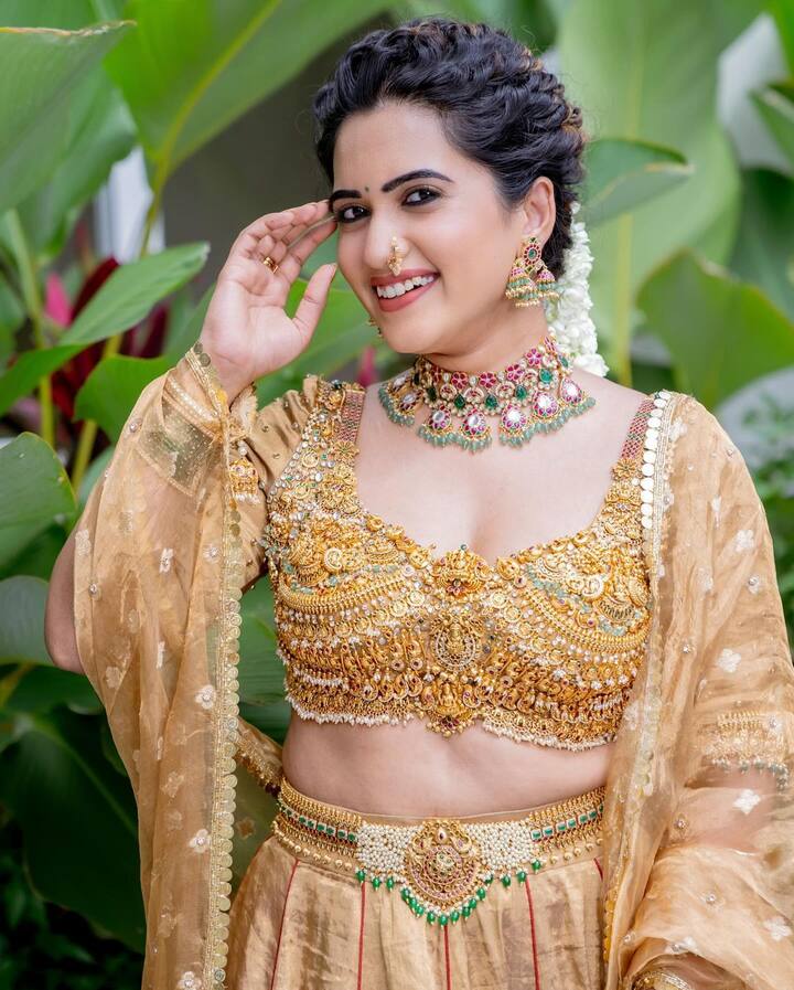 చిన్న సెలబ్రిటీ అయినా ఆపదలో ఉన్నవారికి సాయం చేయడం పట్ల స్రవంతిపై ప్రశంసలు వెల్లువెత్తాయి. Photo Credit: sravanthi_chokarapu/Instagram