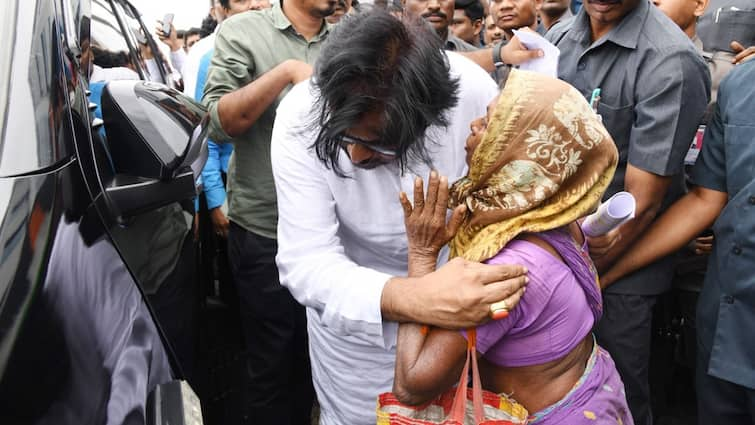 pawan kalyan meets old woman in Vijayawada who came from akiveedu Pawan Kalyan: పవన్‌ను వెతుక్కుంటూ వచ్చిన వృద్ధురాలు! అక్కున చేర్చుకుని ఆమె కల నెరవేర్చిన డిప్యూటీ సీఎం