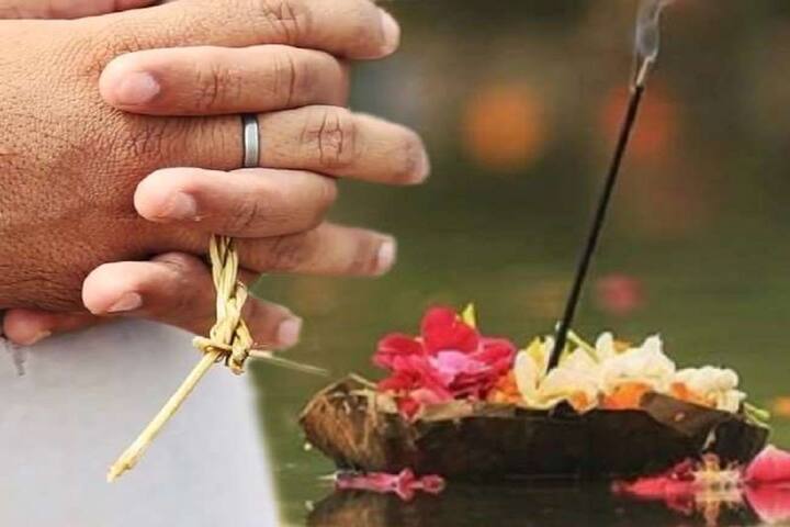 घरामध्ये काही ना काही भांडण होणं, सामान्य गोष्ट आहे, परंतु पितृ पक्षापूर्वी पती-पत्नी किंवा कुटुंबातील सदस्यांमध्ये वाद वाढला, तर ते चांगलं मानलं जात नाही. पितृदोषामुळे घरात संकटं येतात, असं मानलं जातं.