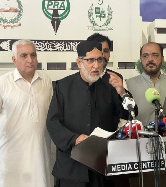 अख्तर मेंगल ने यह भी कहा कि पाकिस्तान के राष्ट्रपति और प्रधानमंत्री में से कोई भी बलूचिस्तान के हालात को सुधारना ही नहीं चाहते हैं. ऐसा लगता है कि सरकार का यहां से कोई लेना देना नहीं है.