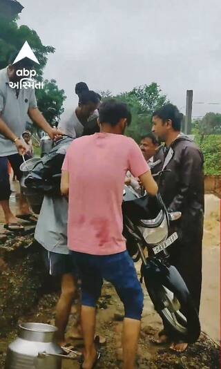 Banaskantha | દાંતીવાડામાં રોડ તૂટી પડતા રાહદારીઓના થયા આવા હાલ, જુઓ શોર્ટ વીડિયોમાં