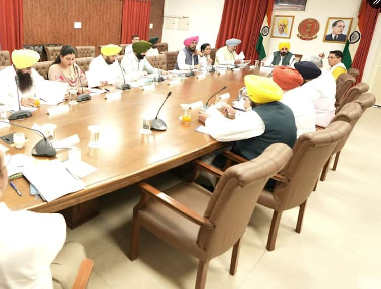 punjab cabinet meeting read full decision watch video Punjab Cabinet Meeting: ਪੰਜਾਬੀਆਂ ਲਈ ਲਾਰਿਆਂ ਤੇ ਝਟਕਿਆਂ ਭਰੀ ਰਹੀ ਪੰਜਾਬ ਕੈਬਨਿਟ ਦੀ ਮੀਟਿੰਗ ? ਜਾਣੋ ਕੀ-ਕੀ ਲਏ ਗਏ ਫ਼ੈਸਲੇ