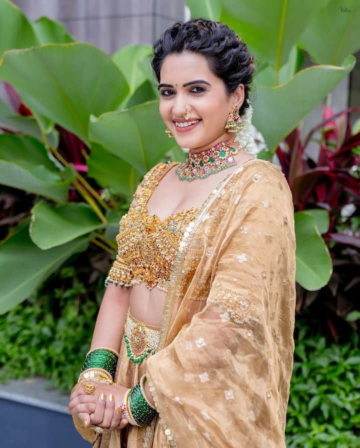 తాజాగా ఈ ముద్దుగుమ్మ ట్రెడిషనల్ వేర్ లో అందాల కనువిందు చేసింది. Photo Credit: sravanthi_chokarapu/Instagram